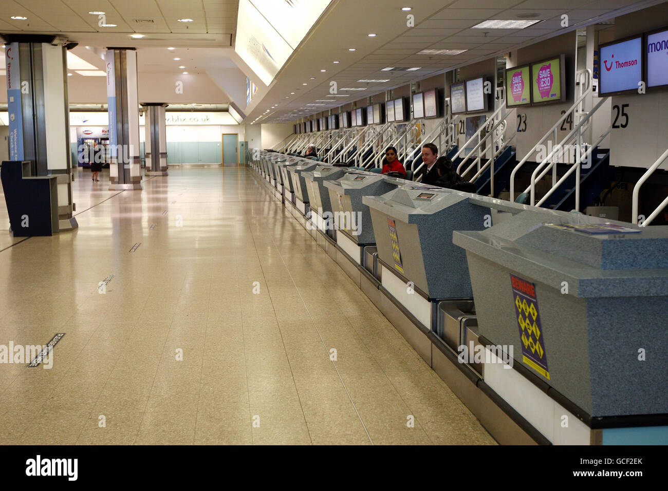 Die Check-in-Schalter an einem fast menschenleeren Terminal 1 am internationalen Flughafen Birmingham, als Großbritannien mit einem weiteren Reisechaos konfrontiert war, nachdem die meisten Flüge in und aus Großbritannien bis heute Abend von der isländischen Vulkanaschewolke geerdet wurden. Stockfoto