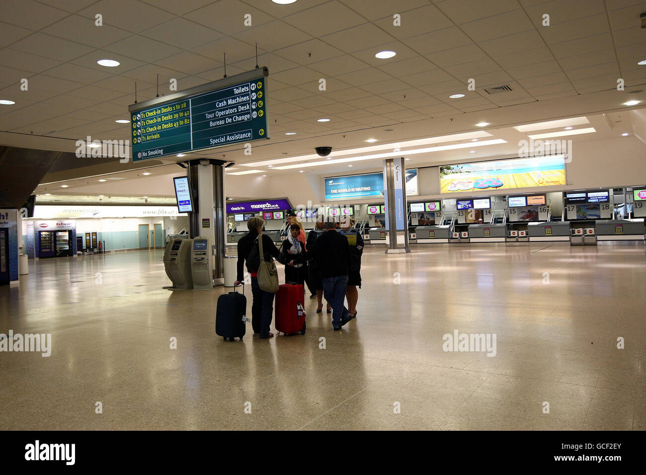Die Mitarbeiter der Fluggesellschaft treffen enttäuschte Reisende an einem nahe gelegenen, menschenleeren Terminal 1 am internationalen Flughafen Birmingham, als Großbritannien vor einem weiteren Reisechaos stand, nachdem die meisten Flüge in und aus Großbritannien bis heute Abend von der isländischen Vulkanaschewolke geerdet wurden. Stockfoto