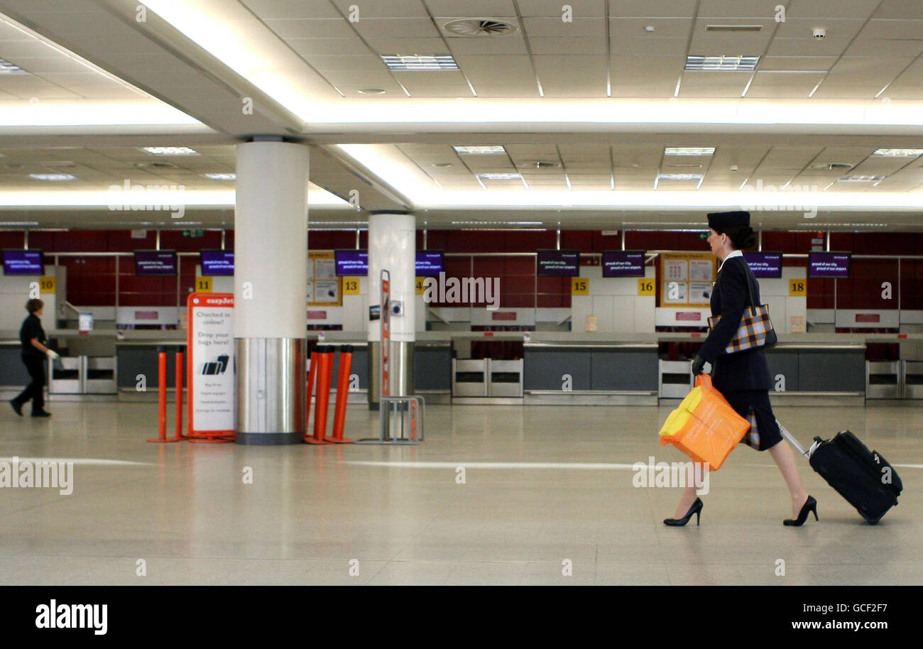 Ein leerer Check-in-Schalter am Flughafen Edinburgh, als Großbritannien mit einem weiteren Reisechaos konfrontiert war, nachdem die meisten Flüge in und aus Großbritannien bis heute Abend von der isländischen Vulkanaschewolke geerdet wurden. Stockfoto