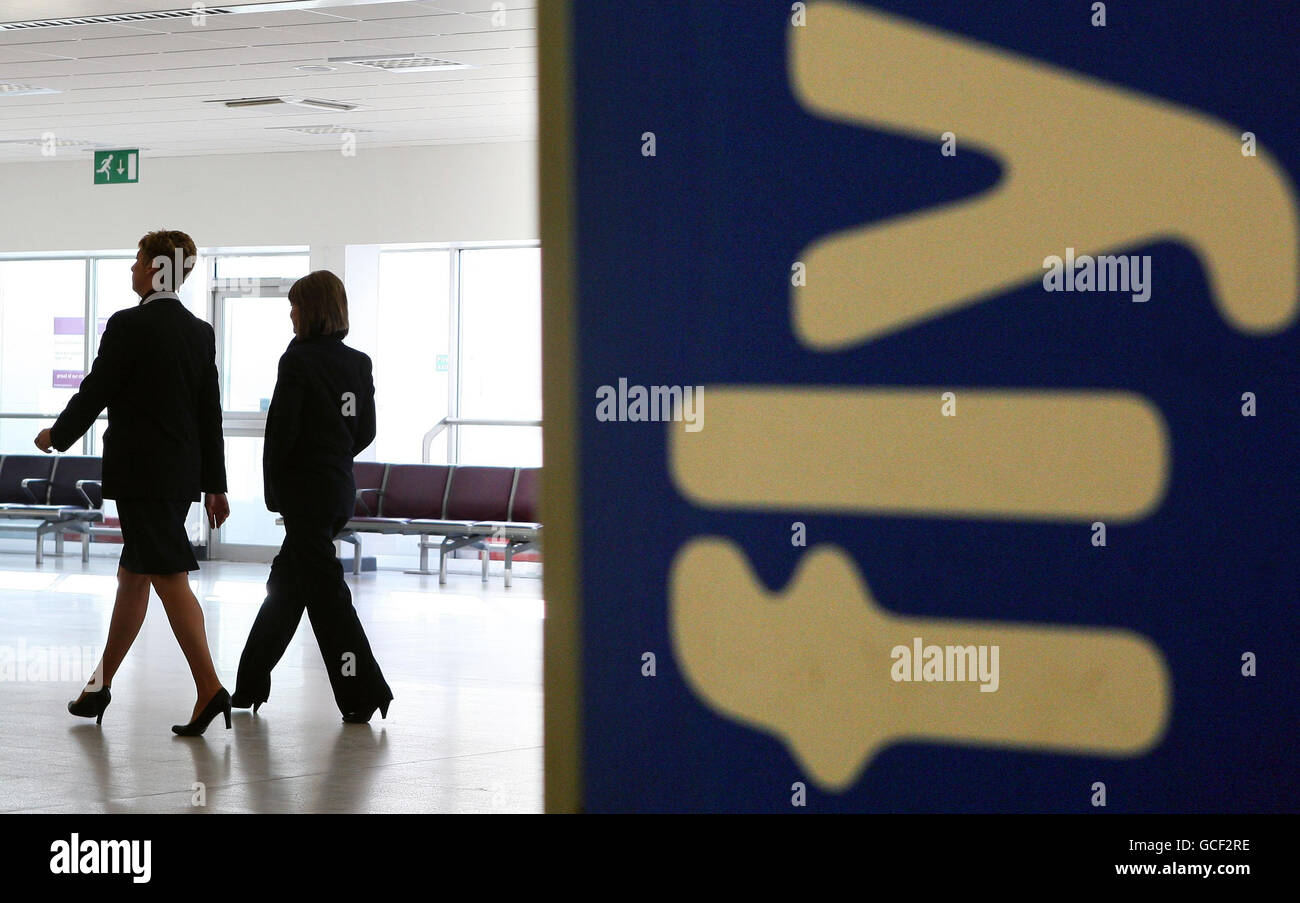 Flughafenmitarbeiter warten auf den Start von Flügen am Flughafen Edinburgh, da Großbritannien mit einem weiteren Reisechaos konfrontiert war, nachdem die meisten Flüge in und aus Großbritannien bis heute Abend von der isländischen Vulkanaschewolke geerdet wurden. Stockfoto