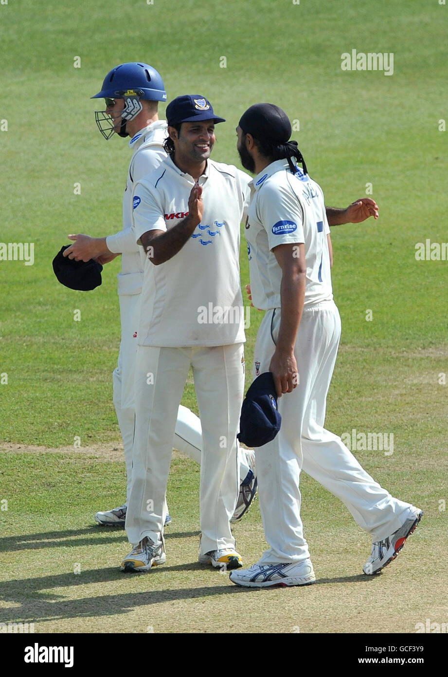 Sussex's Monty Panesar (rechts) wird von Rana NAVED-ul-Hasan (Mitte) nach dem letzten Surrey Wicket während des LV County Championship Spiels auf dem County Ground, Hove, gratuliert. Stockfoto