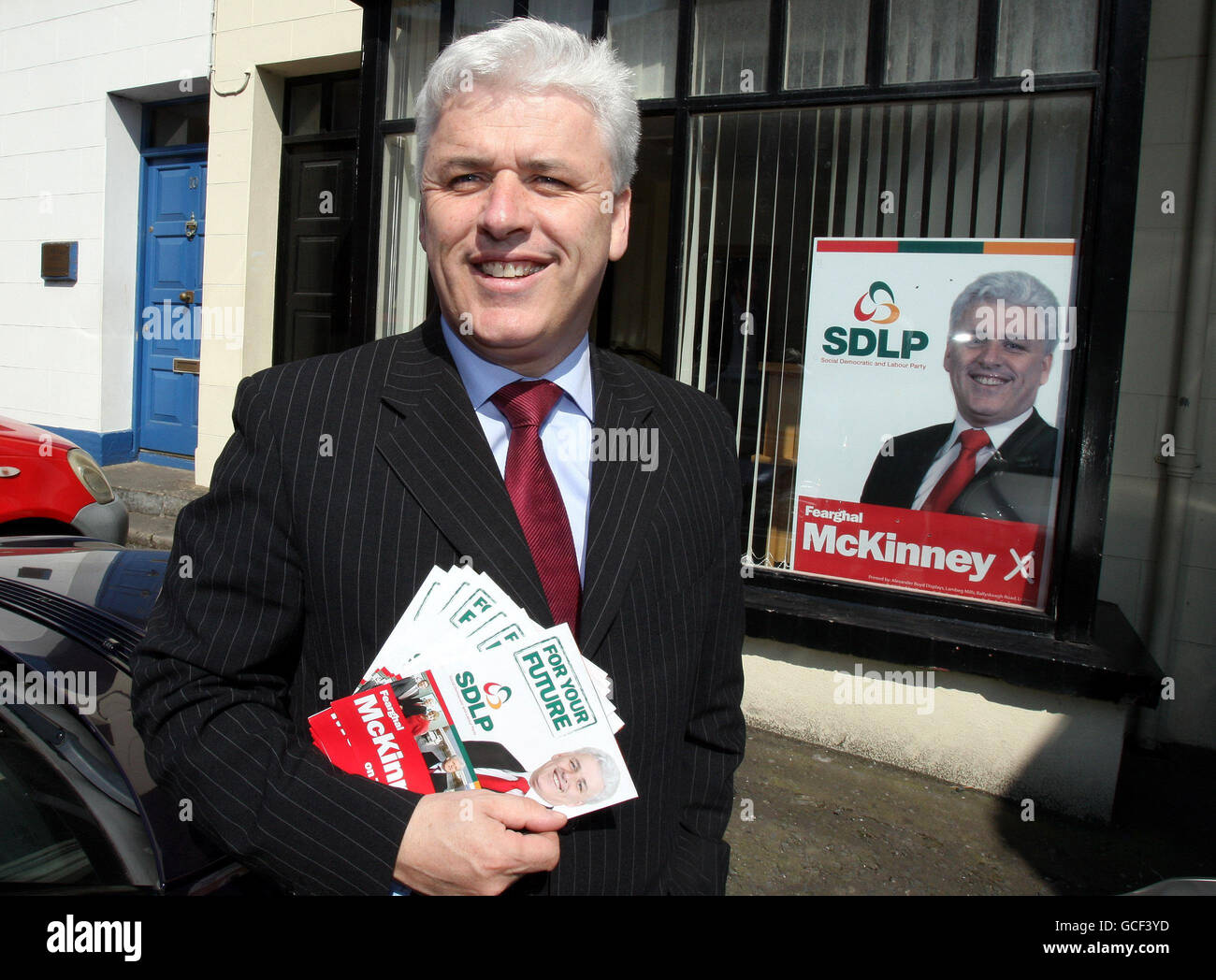 SDLP-Kandidat Fearghal McKinney, der bei den Parlamentswahlen in Fermanagh im Süden von Tyrone an der Wahlroute in Enniskillen steht. Stockfoto