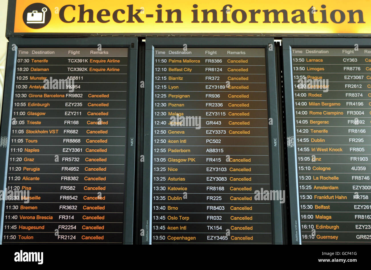 Eine allgemeine Ansicht des Abflugstegs an einem ruhigen Flughafen von Stansted, als Reisende heute mehr Elend erduldeten, als eine Wolke aus vulkanischer Asche erneut die Annullierung von Flügen in und aus Großbritannien zwang. Stockfoto