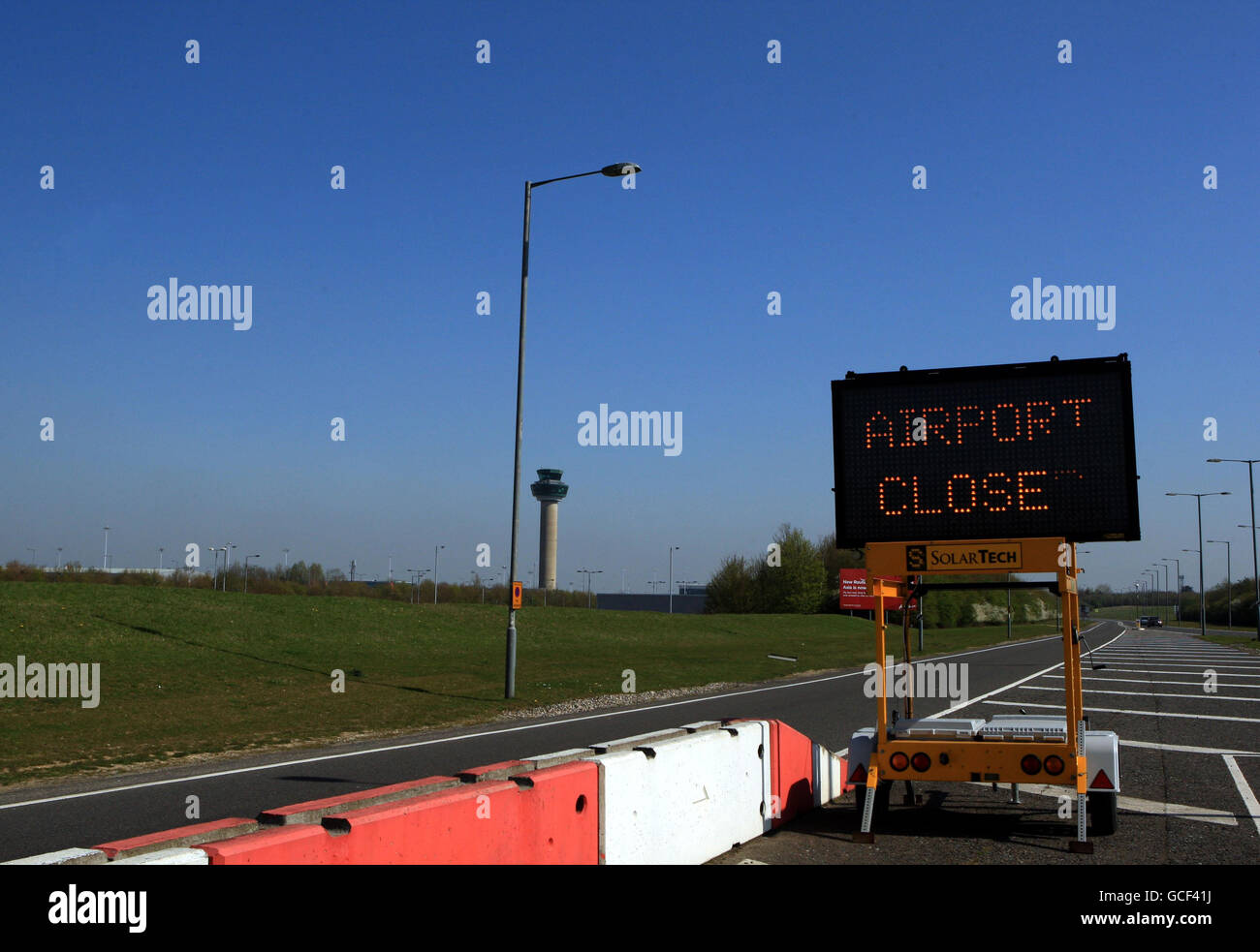 Ein Schild, das darauf hinweist, dass der Flughafen Stansted heute geschlossen hat, als eine Wolke aus vulkanischer Asche erneut die Annullierung von Flügen in und aus Großbritannien zwang. Stockfoto