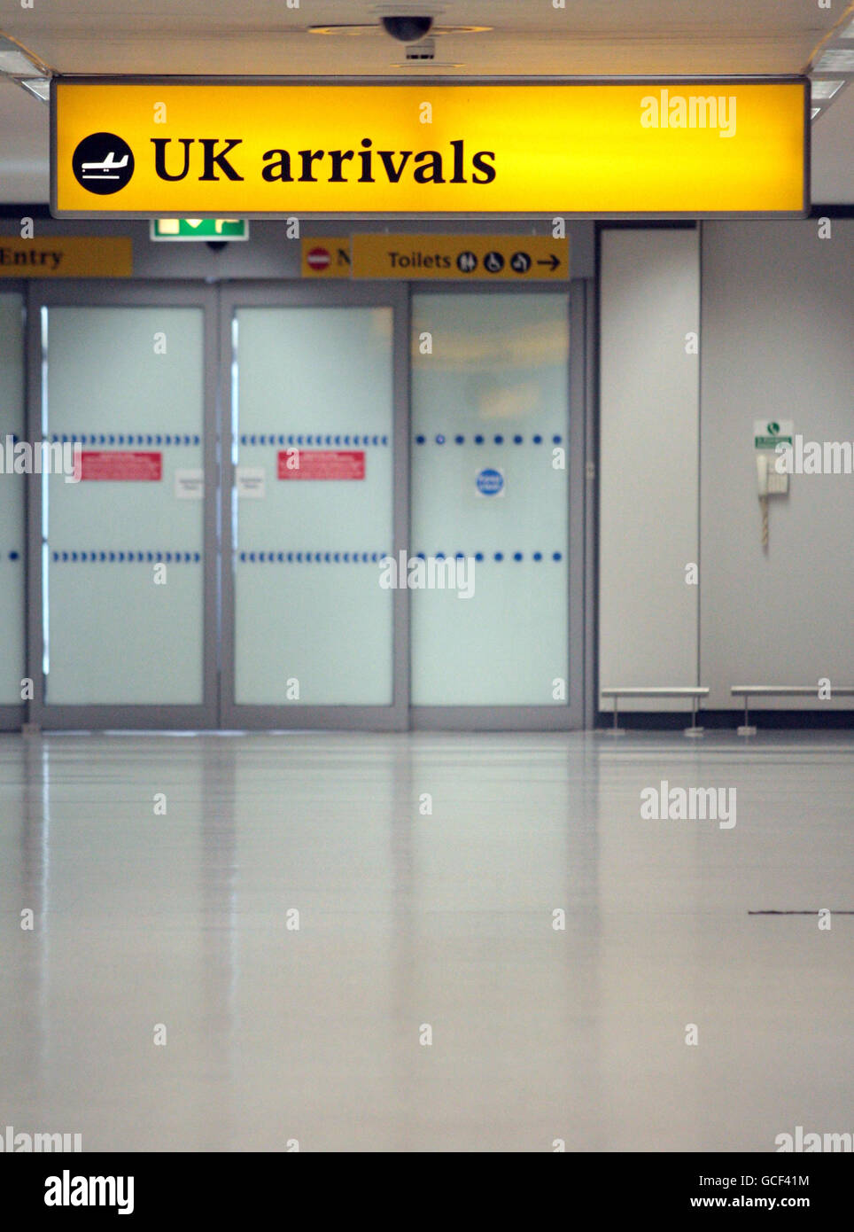 Die Szene heute am Flughafen Edinburgh, als Reisende heute mehr Elend erduldeten, als eine Wolke aus Vulkanasche wieder einmal die Annullierung von Flügen in und aus Großbritannien zwang. Stockfoto