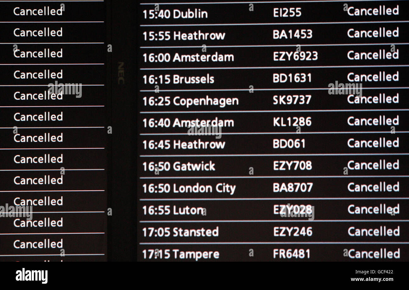 Das Abflugboard am Flughafen Edinburgh, als Reisende heute mehr Elend erduldeten, als eine Wolke aus vulkanischer Asche erneut die Annullierung von Flügen in und aus Großbritannien zwang. Stockfoto