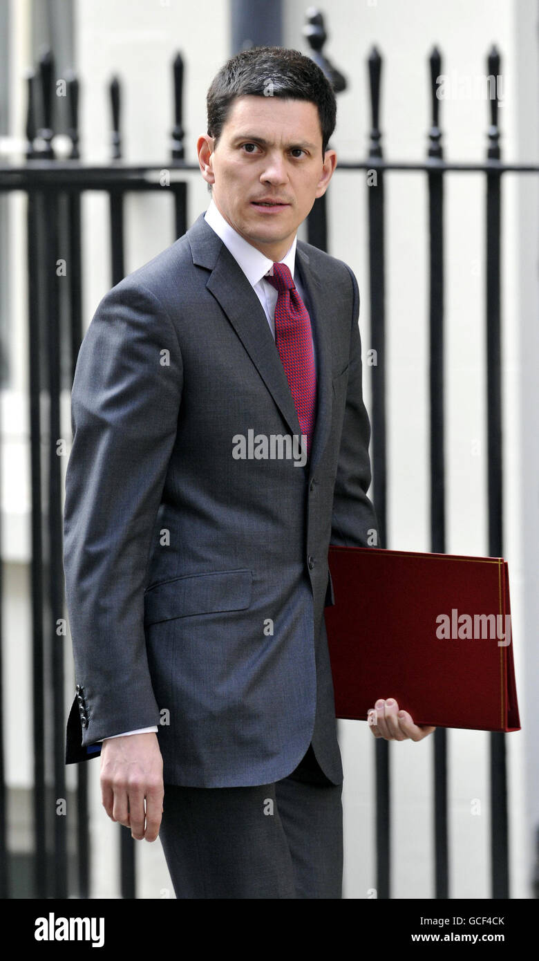Außenminister David Miliband trifft in der Downing Street 10 in London ein, um eine Kabinettssitzung bezüglich der Vulkanasche zu führen. Stockfoto