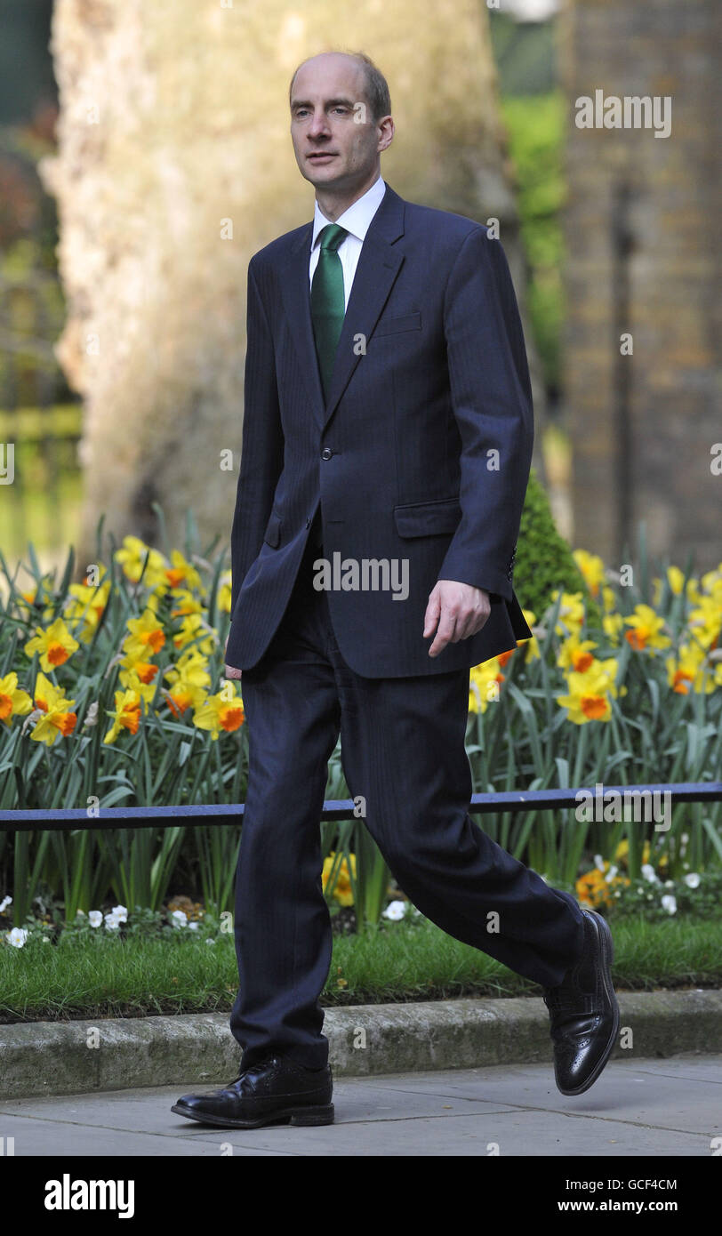 Verkehrssekretär Lord Adoni trifft in der Downing Street 10 in London ein, um eine Kabinettssitzung bezüglich der Vulkanasche zu führen. Stockfoto