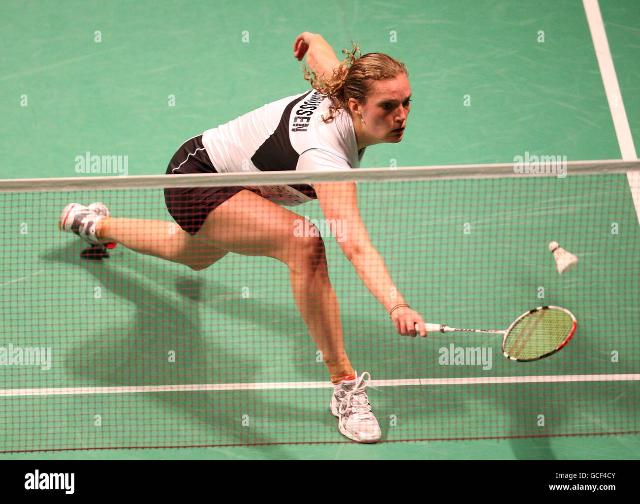 Die Dänin Tine Rasmussen im Einsatz gegen die Deutsche Juliane Schenk im Frauen-Einzel-Finale während der Yonex Badminton-Europameisterschaft in der MEN Arena, Manchester. Stockfoto