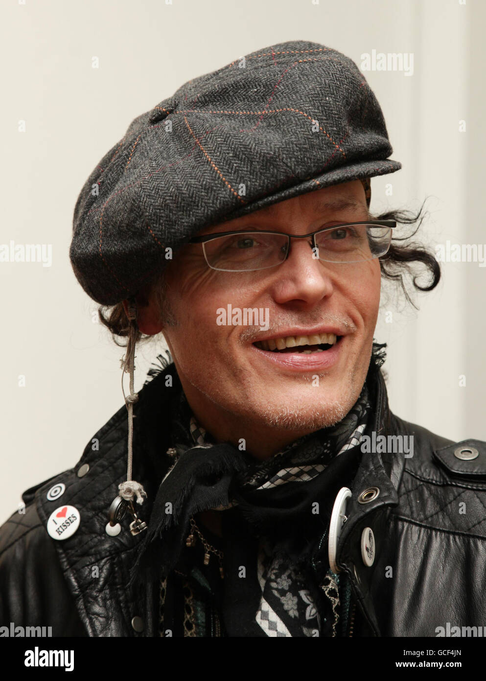 Adam Ant Ankommen für einen privaten Blick auf die Ausstellung Soho Lights, von der Künstlerin Triana De Lamo, in der Gallery 27 in der Cork Street, im Zentrum von London. Stockfoto