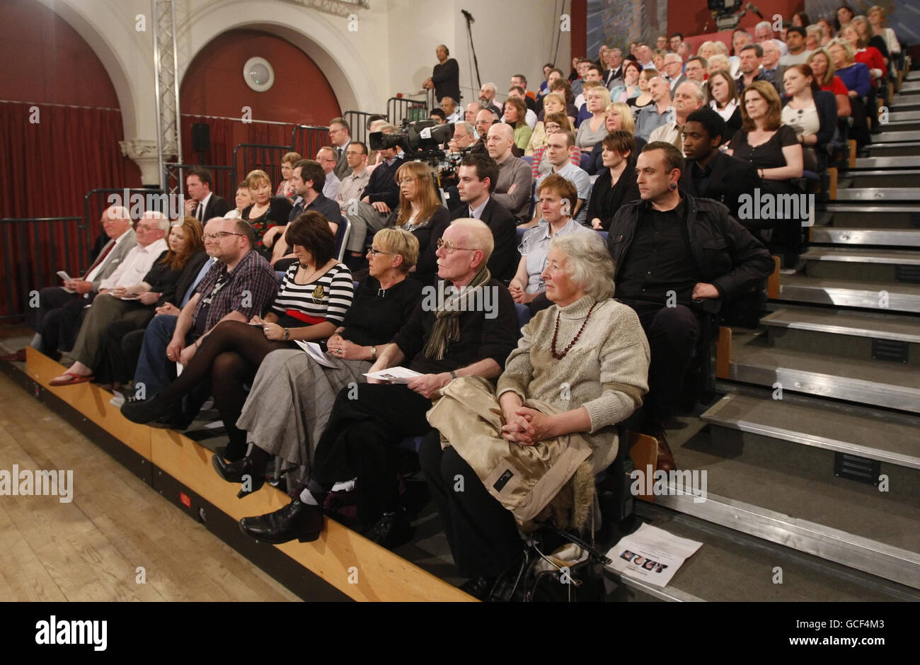 Das Publikum vor der ersten Debatte der schottischen Führer über den allgemeinen Wahlkampf im Piping Center in Glasgow. Stockfoto