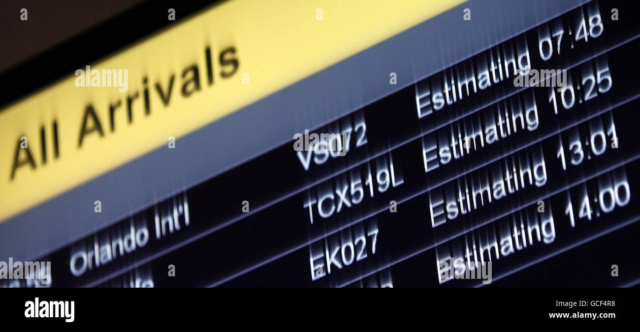 Ein Ankunftstafel am Flughafen Glasgow, nachdem der Himmel Großbritanniens inmitten eines anhaltenden Reigens über Flugbeschränkungen, die durch die Vulkanaschewolke verursacht wurden, wieder eröffnet wurde. Stockfoto
