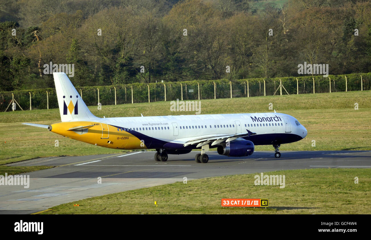 Der Flug von Monarch Airways nach Faro, Portugal, startet vom Flughafen Birmingham, nachdem der Himmel in Großbritannien inmitten eines anhaltenden Reigens über Flugbeschränkungen aufgrund der Vulkanaschewolke wieder geöffnet wurde. Stockfoto