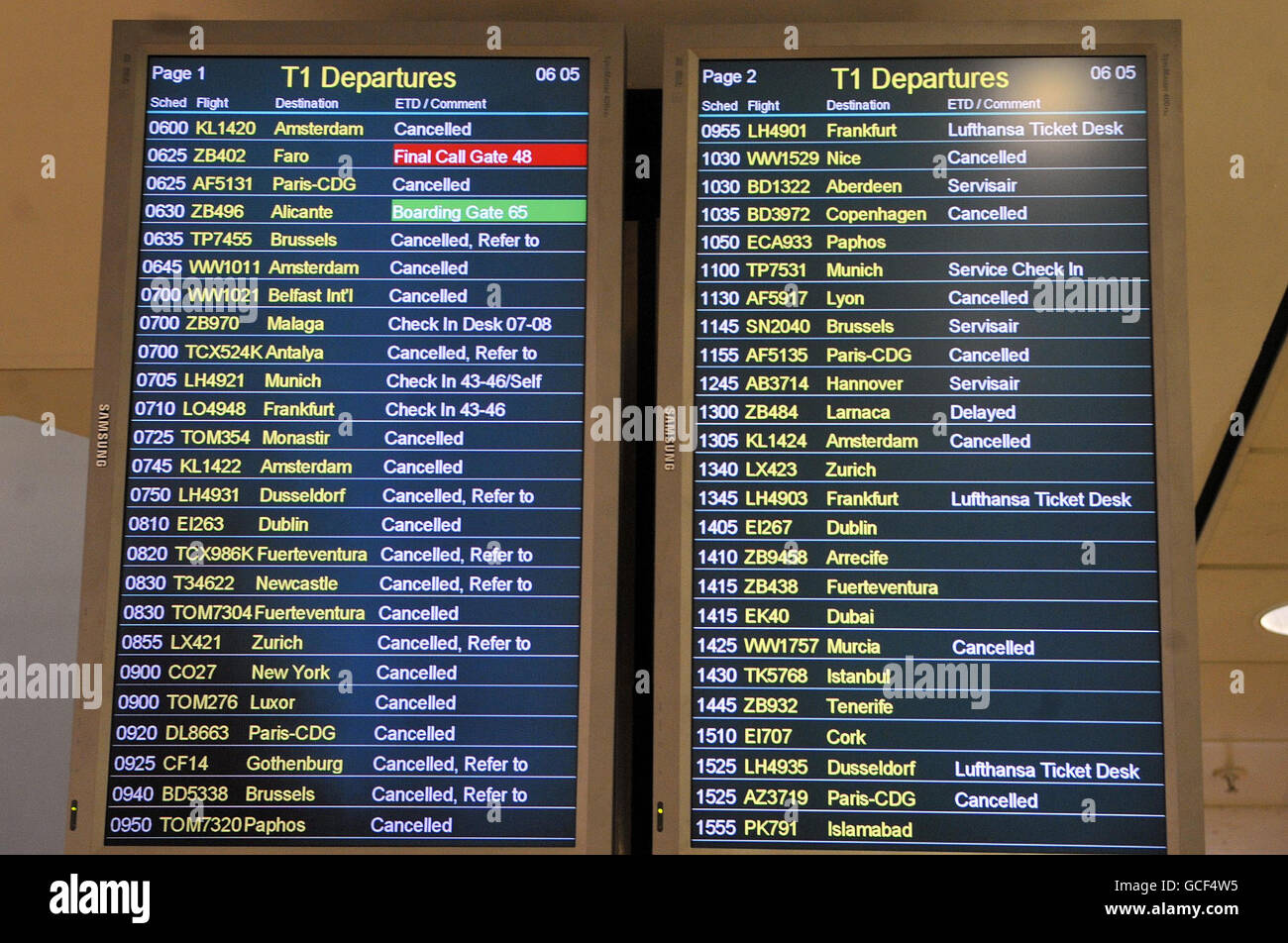 Die Abflugtafel zeigt immer noch eine lange Liste von Annullierungen am Flughafen Birmingham, nachdem der britische Himmel inmitten eines anhaltenden Reises über Flugbeschränkungen aufgrund der Vulkanaschewolke wieder geöffnet wurde. Stockfoto