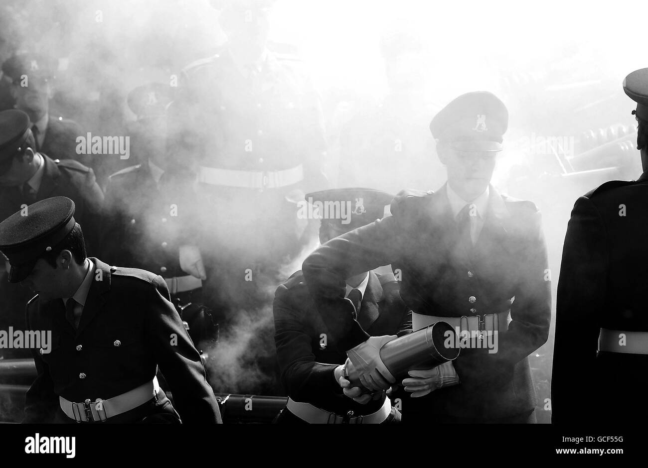 BITTE BEACHTEN SIE, DASS DAS FOTO IN SCHWARZWEISS KONVERTIERT WURDE. Armeekadetten vom Leeds University Officer Training Corps feuern ihre Waffen beim Queens Birthday 21 Gewehrgruß in den Museum Gardens, York. Stockfoto