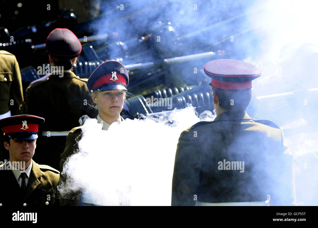 Armeekadetten vom Leeds University Officer Training Corps feuern ihre Waffen beim Queens Birthday 21 Gewehrgruß in den Museum Gardens, York. Stockfoto