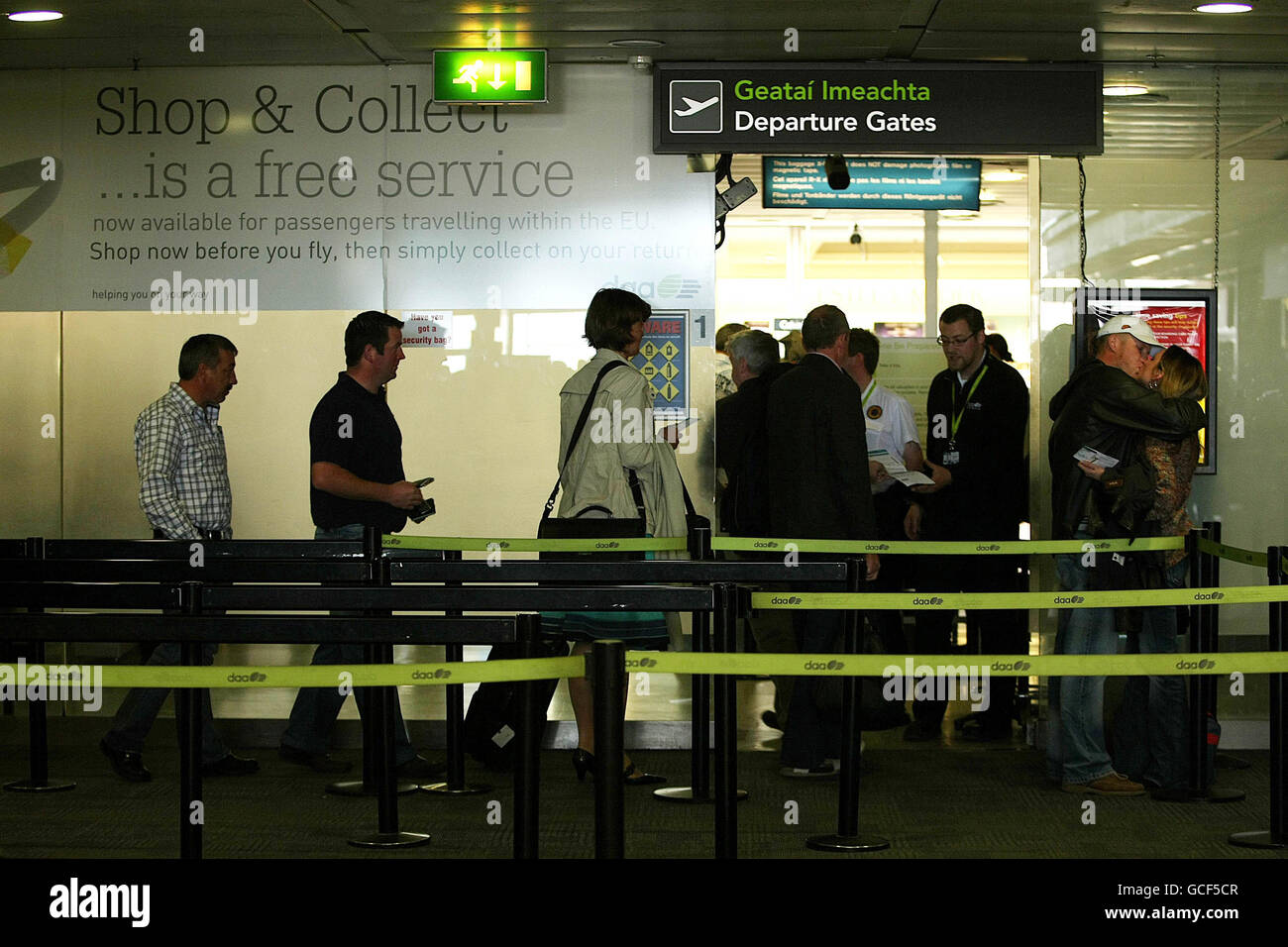 Passagiere stehen am Abflugsteig am Flughafen Dublin in der Warteschlange, da einige Fluggesellschaften ihre Flüge erneut aufnehmen, da die Beschränkungen nach sechs Tagen Stilllegung der Reise aufgrund der Vulkanaschewolke aufgehoben wurden. Stockfoto