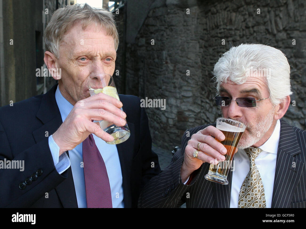 John Doyle (links) und Robert Graham trinken in einem lokalen Pub, nachdem sie das Edinburgh High Court verlassen hatten, wo sie von einem Grundstück befreit wurden, um 4.25 Millionen für die Rückgabe eines gestohlenen Leonardo da Vinci Meisterwerks zu erpressen. Stockfoto