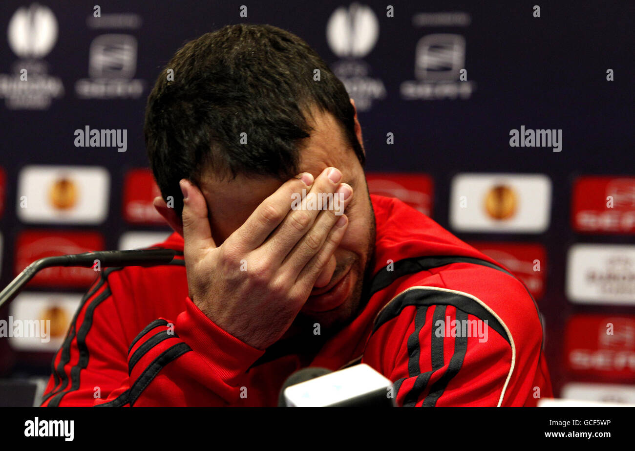 Fußball - Europa League - Halbfinale - erste Etappe - Atletico Madrid / Liverpool - Liverpool Pressekonferenz und Training - Vic.... Liverpools Javier Mascherano reagiert während der Pressekonferenz im Vicente Calderon Stadium, Madrid, Spanien. Stockfoto