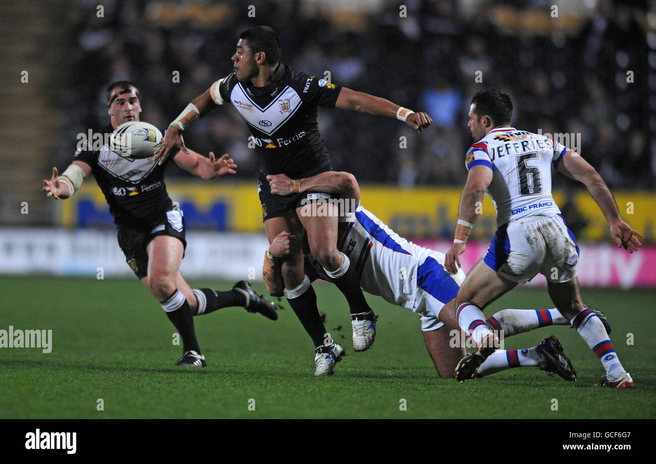 Willie Manu von Hull FC übergibt den Ball an Danny Houghton unter dem Druck von Paul Johnson von Wakefield während des Spiels der Magners League in der Firhill Arena, Glasgow. Stockfoto