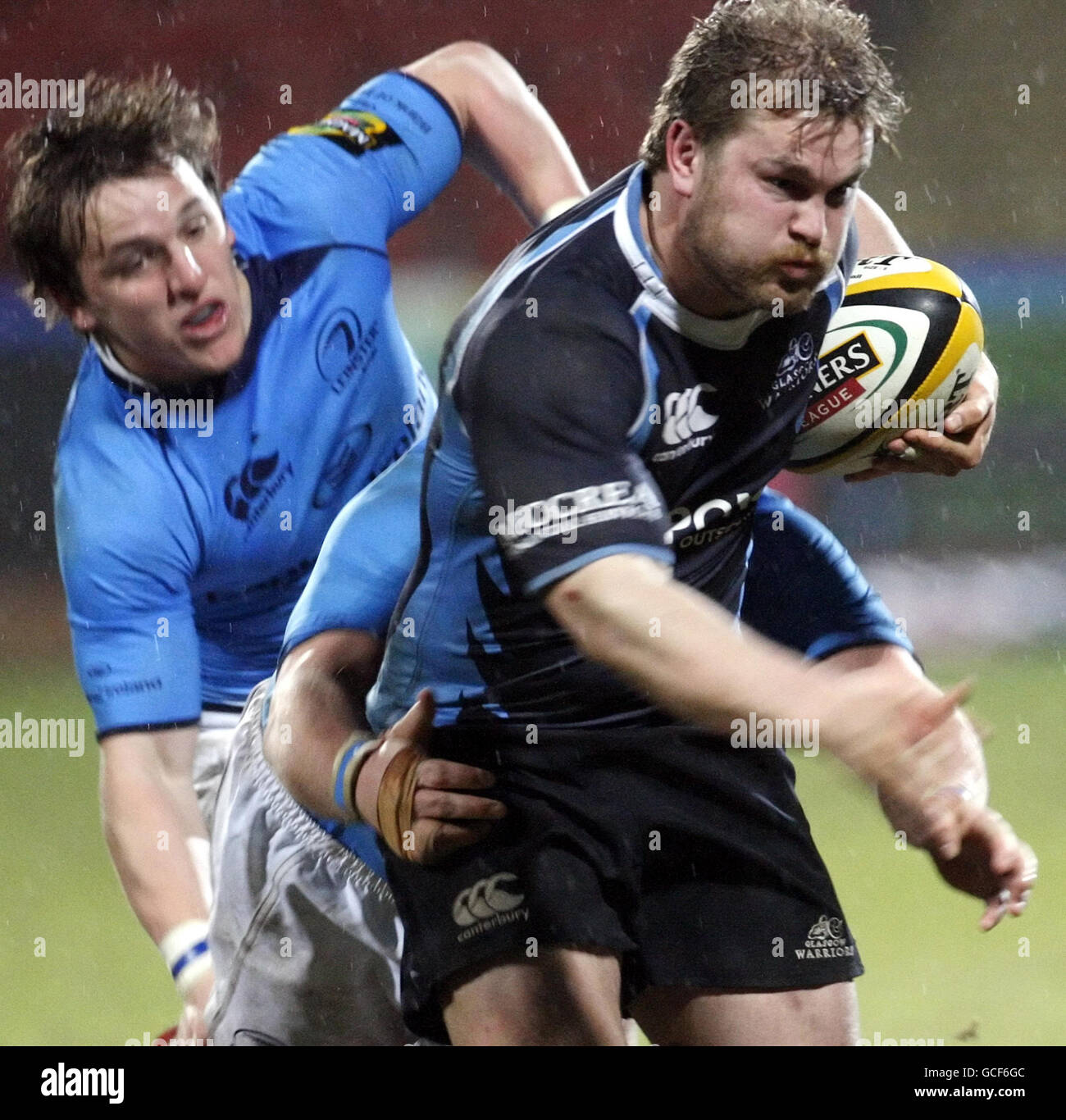 Rugby Union - Magners League - Glasgow Warriors / Leinster - Firhill Arena. Fergus Thomson aus Glasgow wird während des Spiels der Magners League in der Firhill Arena in Glasgow angegangen. Stockfoto