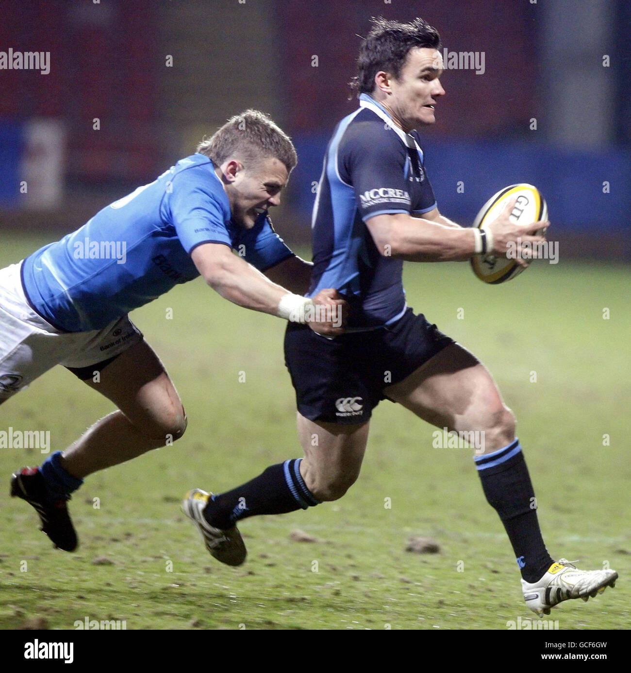 Max Evans von Glasgow Warriors schlägt Leinster Ian Madigan während des Spiels der Magners League in der Firhill Arena, Glasgow. Stockfoto