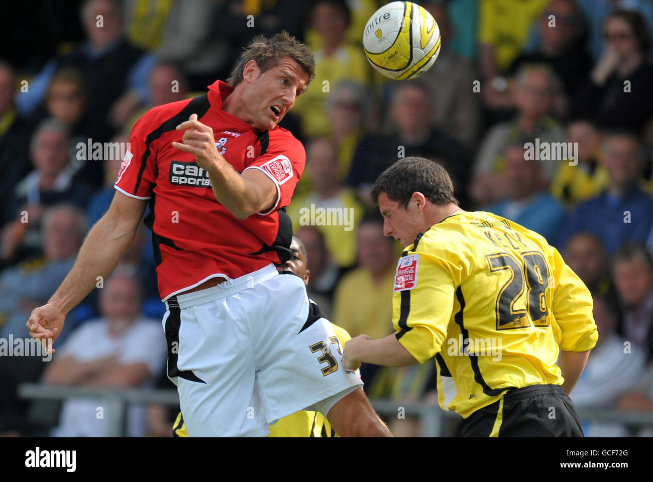 Bournemouth Steve Fletcher (links) und Burton Albion Shaun Kelly kämpfen während des Coca-Cola Football League Two Spiels im Pirelli Stadium, Burton, um den Ball. Stockfoto