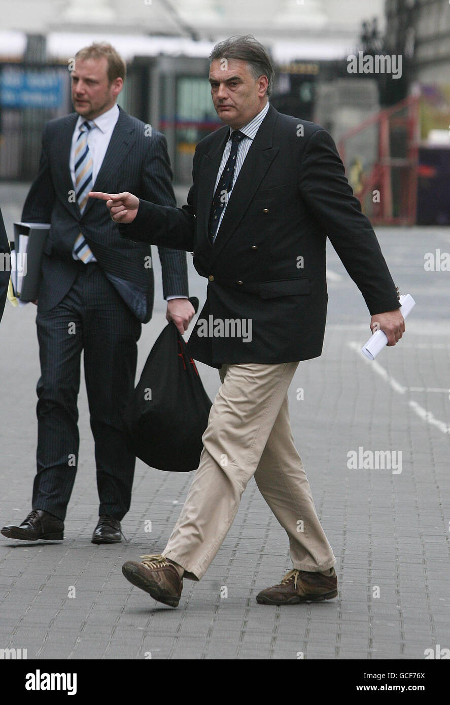 Ian Bailey (rechts) verlässt das Oberste Gericht in Dublin, nachdem er vor dem Gericht aufgrund eines europäischen Haftbefehls der Polizei in Frankreich erschienen ist. Stockfoto