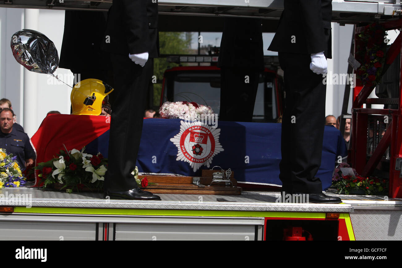 Der Sarg des Hampshire Feuerwehrmörders Alan Bannon, der bei einem Brand in den Shirley Towers in Southampton starb, passiert die St. Mary's Fire Station - wo er seinen Sitz hatte - vor einem Gottesdienst in der St. Mary's Church. Stockfoto