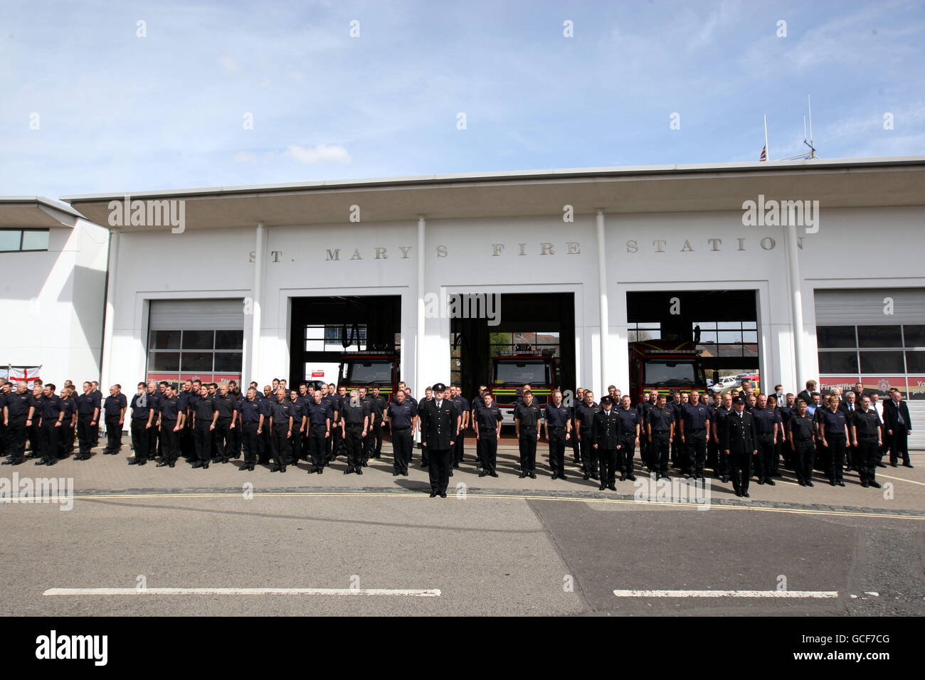 Der Sarg des Hampshire Feuerwehrmörders Alan Bannon, der bei einem Brand in den Shirley Towers in Southampton starb, passiert die St. Mary's Fire Station - wo er seinen Sitz hatte - vor einem Gottesdienst in der St. Mary's Church. Stockfoto