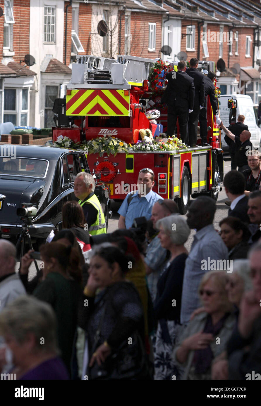 Der Sarg des Hampshire Feuerwehrmörders Alan Bannon, der bei einem Brand in den Shirley Towers in Southampton starb, passiert die St. Mary's Fire Station - wo er seinen Sitz hatte - vor einem Gottesdienst in der St. Mary's Church. Stockfoto