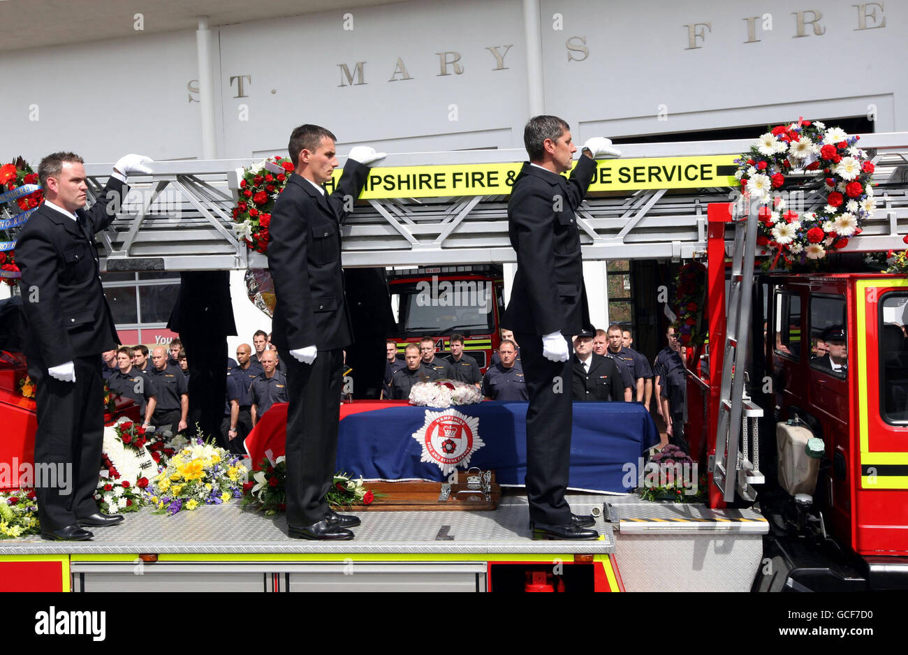 Der Sarg des Hampshire Feuerwehrmörders Alan Bannon, der bei einem Brand in den Shirley Towers in Southampton starb, passiert die St. Mary's Fire Station - wo er seinen Sitz hatte - vor einem Gottesdienst in der St. Mary's Church. Stockfoto