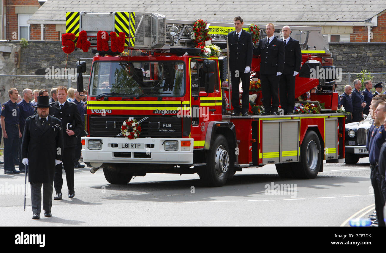 Der Sarg des Feuerwehrmörfers Alan Bannon aus Hampshire, der bei einem Brand in den Shirley Towers in Southampton ums Leben kam, trifft zum Gottesdienst in der St. Mary's Church in Southampton ein. Stockfoto