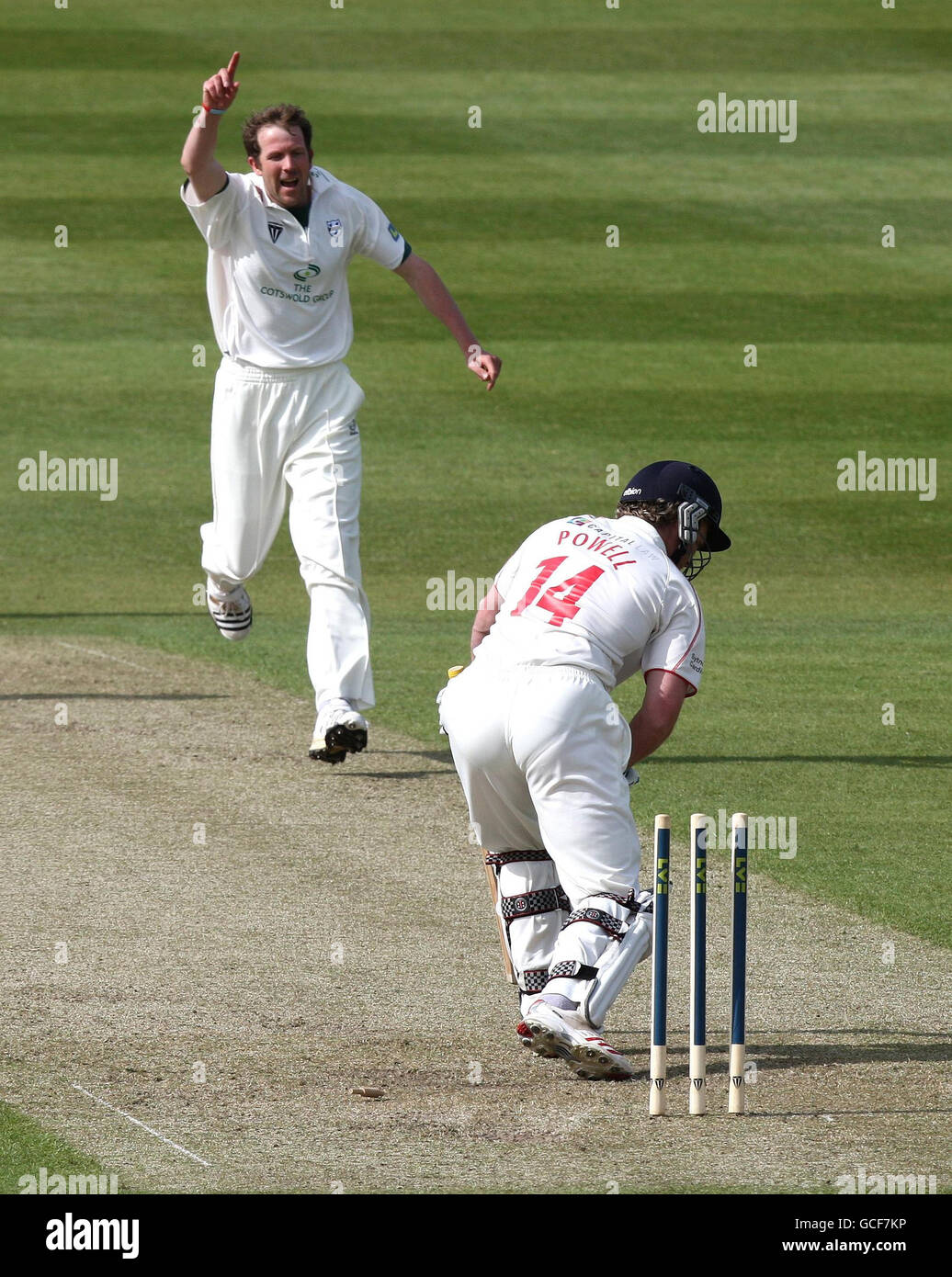 Mike Powell von Glamorgan wird 5 von Alan Richardson (links) von Worcestershire während des Spiels der LV County Championship in der zweiten Division in New Road, Worcester, geduckt. Stockfoto