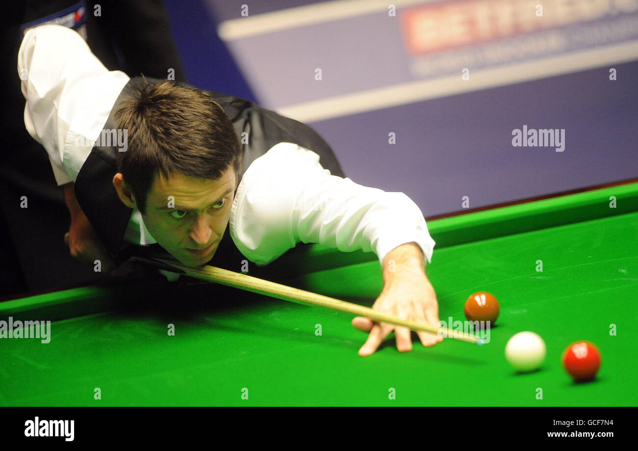 Ronnie O'Sullivan in Aktion in seinem Spiel gegen Mark Selby im Viertelfinale der Snookerweltmeisterschaft Betfred.com im Crucible Theatre, Sheffield. Stockfoto