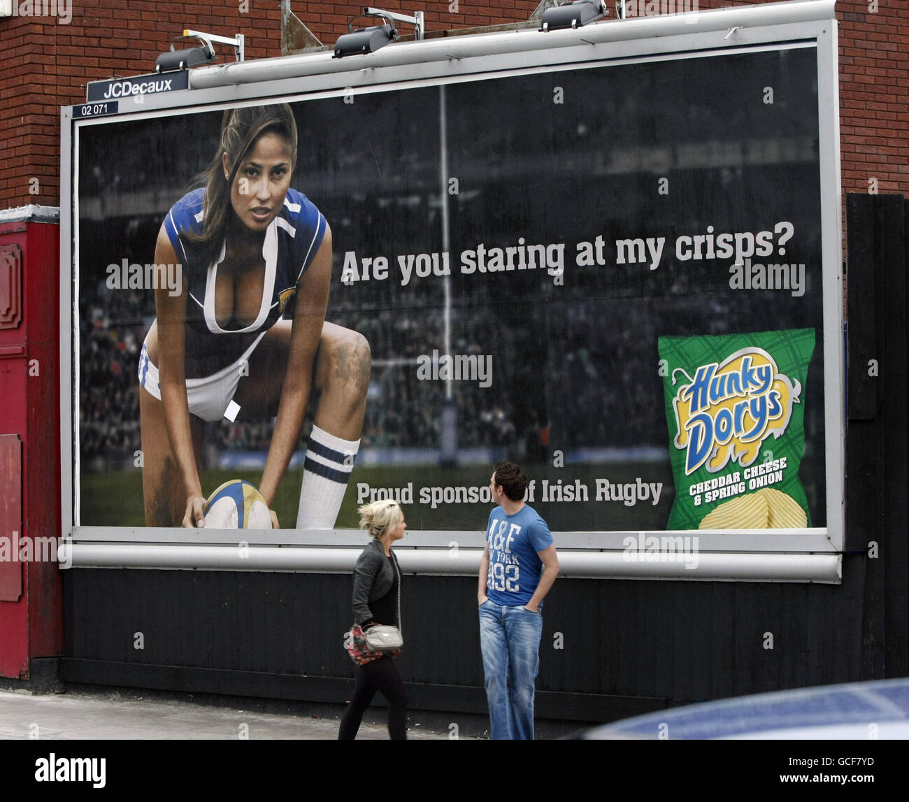 Ein Mann starrt auf eine Anzeige für Hunky Dorys Chips in Dublin, als irische Rugby-Chefs ihre Anwälte heute Abend wegen einer neuen Werbekampagne mit spärlich bekleideten weiblichen Spielern einriefen. Stockfoto