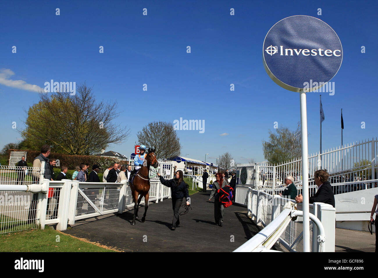 Jockey Billy Cray verlässt den Paradering auf Fol Hollow Vor dem Investec Capital Markets Handicap Stockfoto