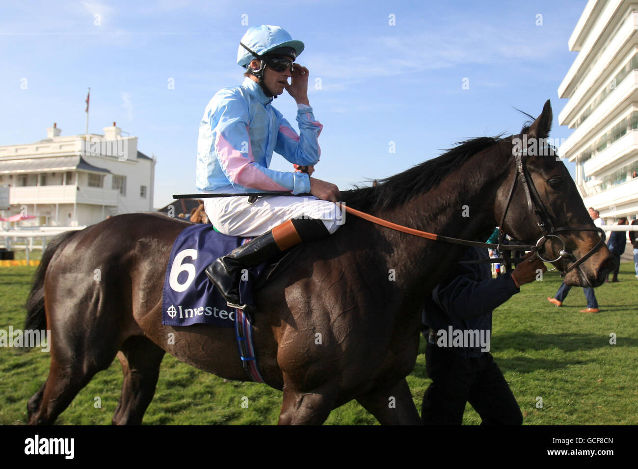 Jockey Richard Hughes über Kajima nach dem Gewinn der Investec Investment Banken Und Wertpapiere Handicap Stockfoto