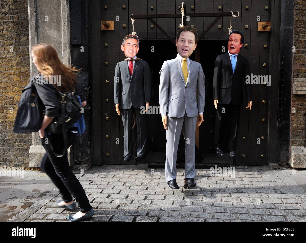 Ein Repräsentationsparlament hing im London Dungeon mit Premierminister Gordon Brown (links), Liberaldemokrat, Nick Clegg und Konservativem David Cameron in Nosen, die an einem Gibbett vor dem London Dungeon, Southwark, hängen. Stockfoto
