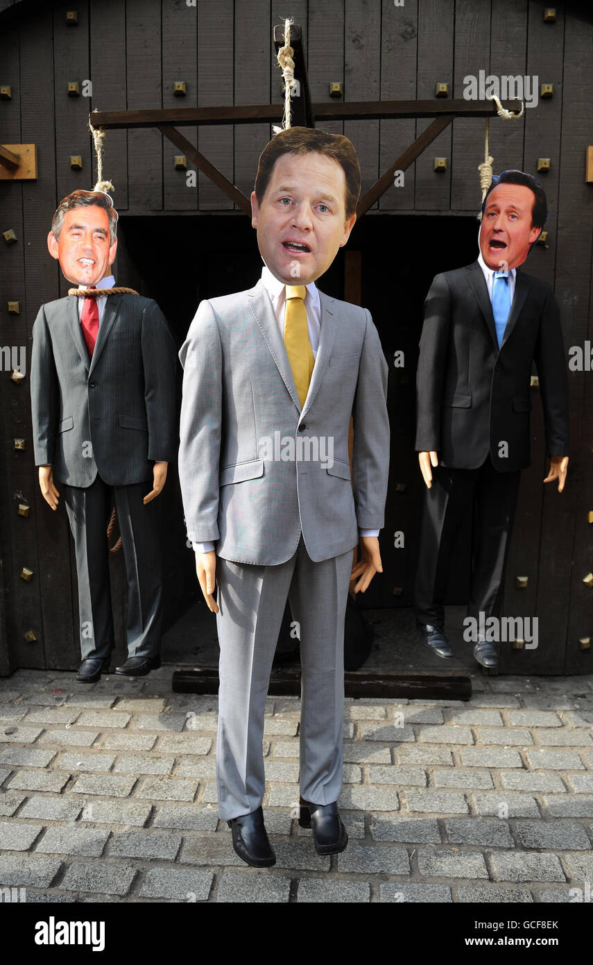 Ein Repräsentationsparlament hing im London Dungeon mit Premierminister Gordon Brown (links), Liberaldemokrat, Nick Clegg und Konservativem David Cameron in Nosen, die an einem Gibbett vor dem London Dungeon, Southwark, hängen. Stockfoto