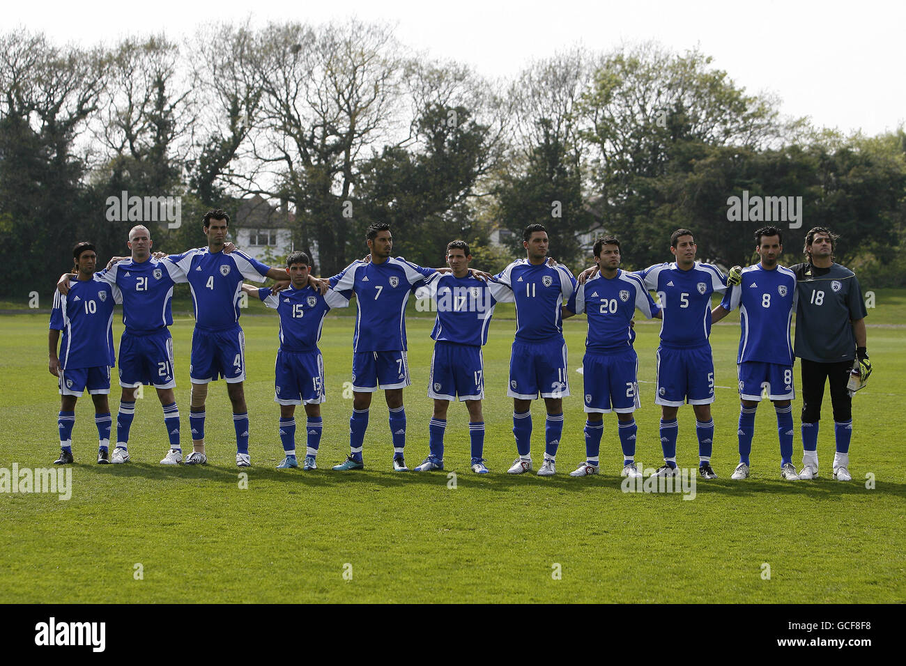 Fußball - Gehörlose-Europameisterschaften 2011 - Qualifikationsrunde - erste Etappe - Großbritannien - Israel - Motspur Park. Das Team der deaf Football-Mannschaft von Israelels stellte sich für ihre Nationalhymne ein, bevor sie 1-4 im Motspur Park in Südlondon gegen Großbritannien verloren. Stockfoto Fußball - Gehörlose-Europameisterschaften 2011 - Qualifikationsrunde - erste Etappe - Großbritannien - Israel - Motspur Park. Das Team der deaf Football-Mannschaft von Israelels stellte sich für ihre Nationalhymne ein, bevor sie 1-4 im Motspur Park in Südlondon gegen Großbritannien verloren. Stockfoto