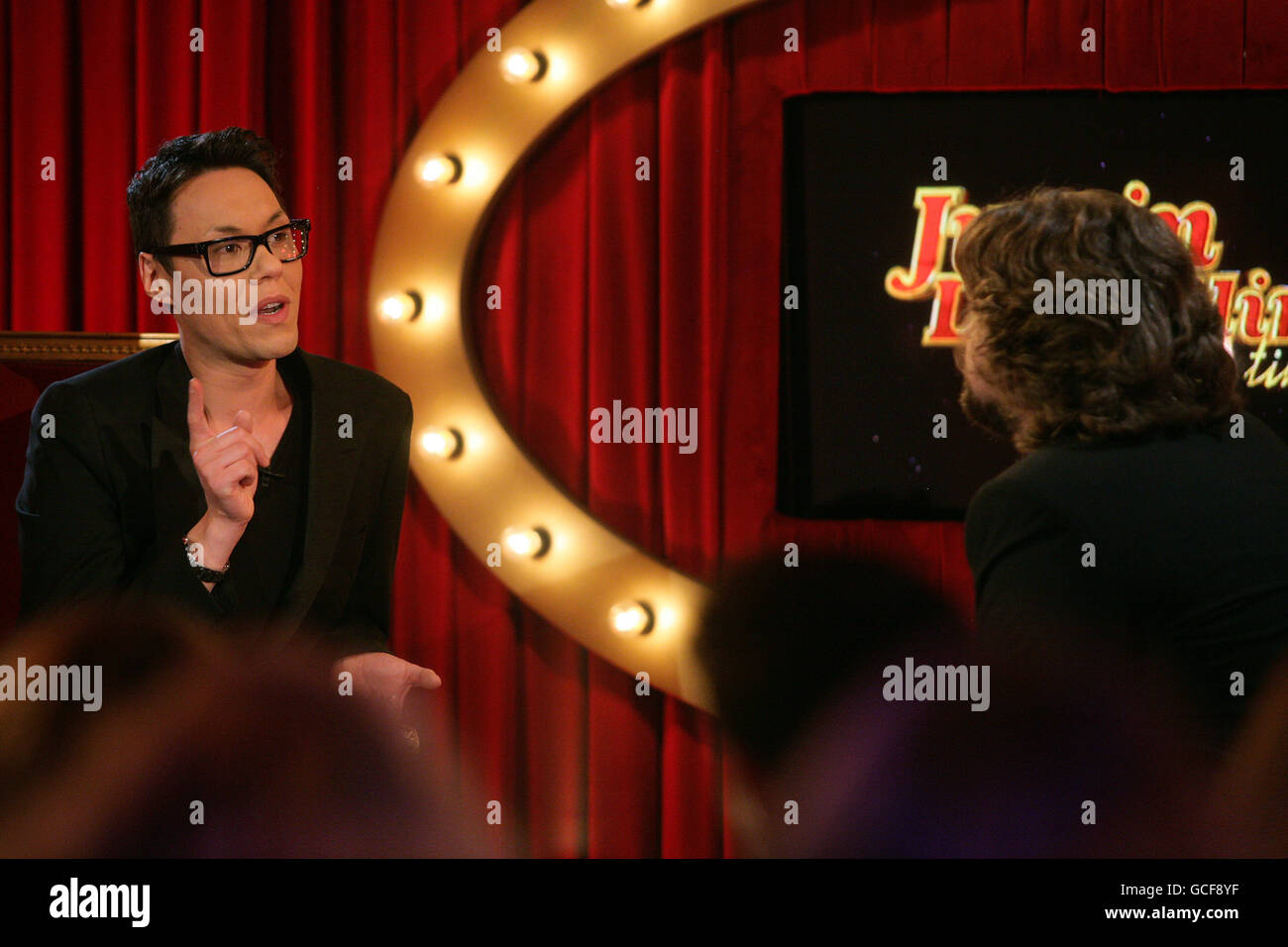 Gast Gok Wan mit JLC während der Dreharbeiten zur Channel 5-Chat-Show Justin Lee Collins: Good Times, im Rivoli Ballroom in Brockley, South London. Stockfoto