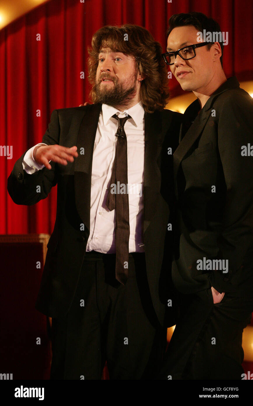 Guest Gok Wan (rechts) mit JLC während der Dreharbeiten zur Channel 5-Chat-Show Justin Lee Collins: Good Times, im Rivoli Ballroom in Brockley, South London. Stockfoto