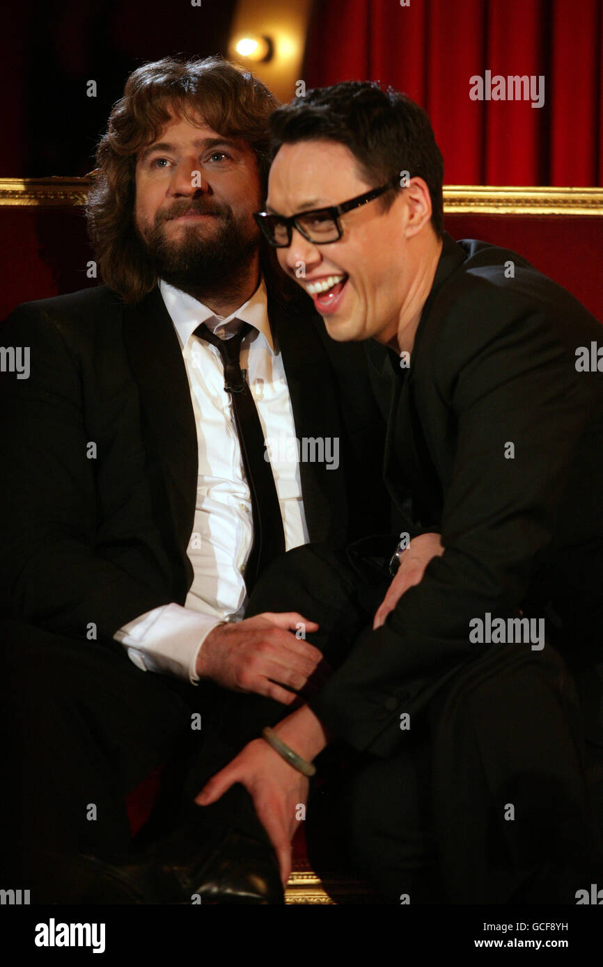 Guest Gok Wan (rechts) mit JLC während der Dreharbeiten zur Channel 5-Chat-Show Justin Lee Collins: Good Times, im Rivoli Ballroom in Brockley, South London. Stockfoto