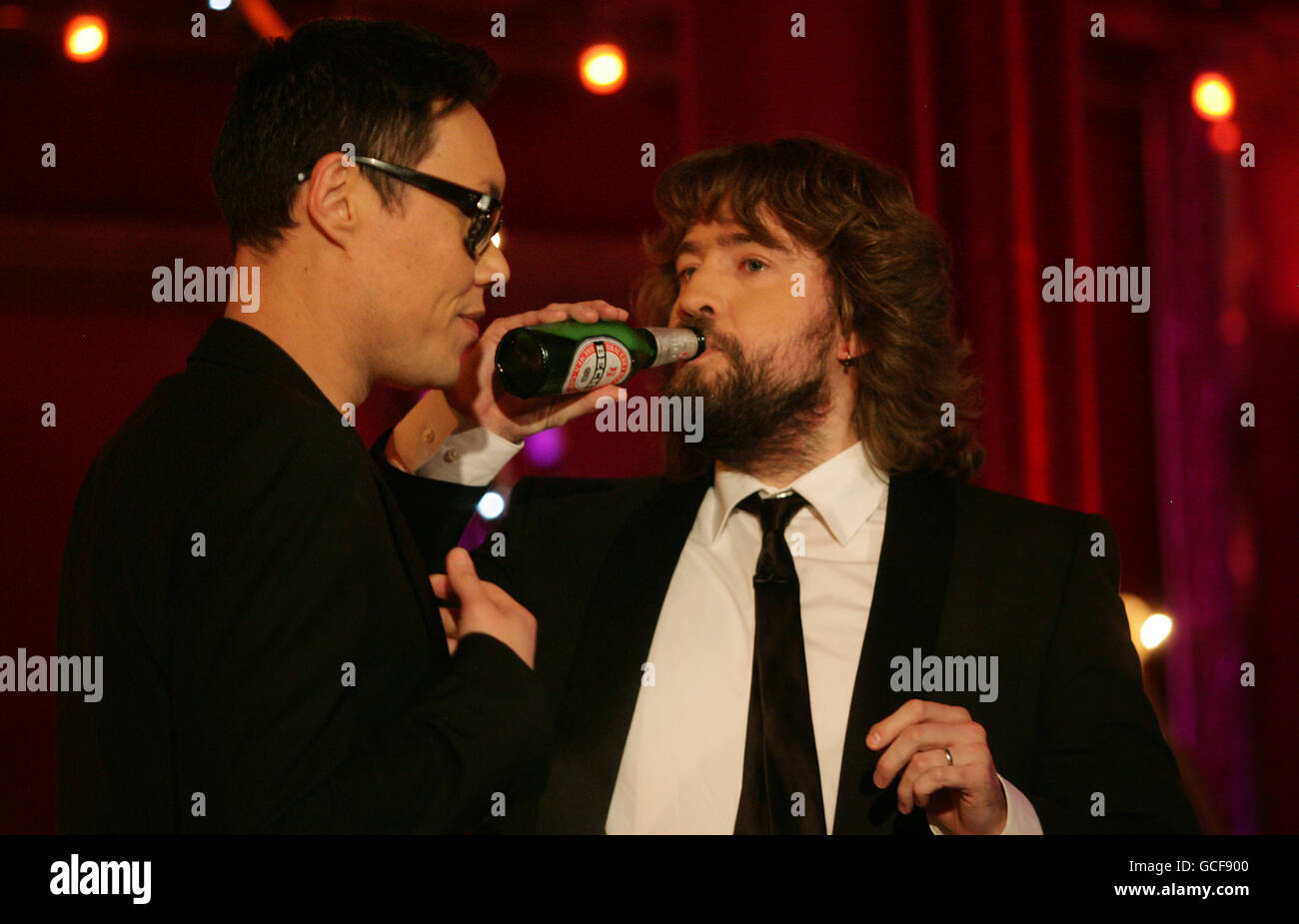 Guest Gok Wan (links) mit JLC während der Dreharbeiten zur Channel 5-Chat-Show Justin Lee Collins: Good Times, im Rivoli Ballroom in Brockley, South London. Stockfoto