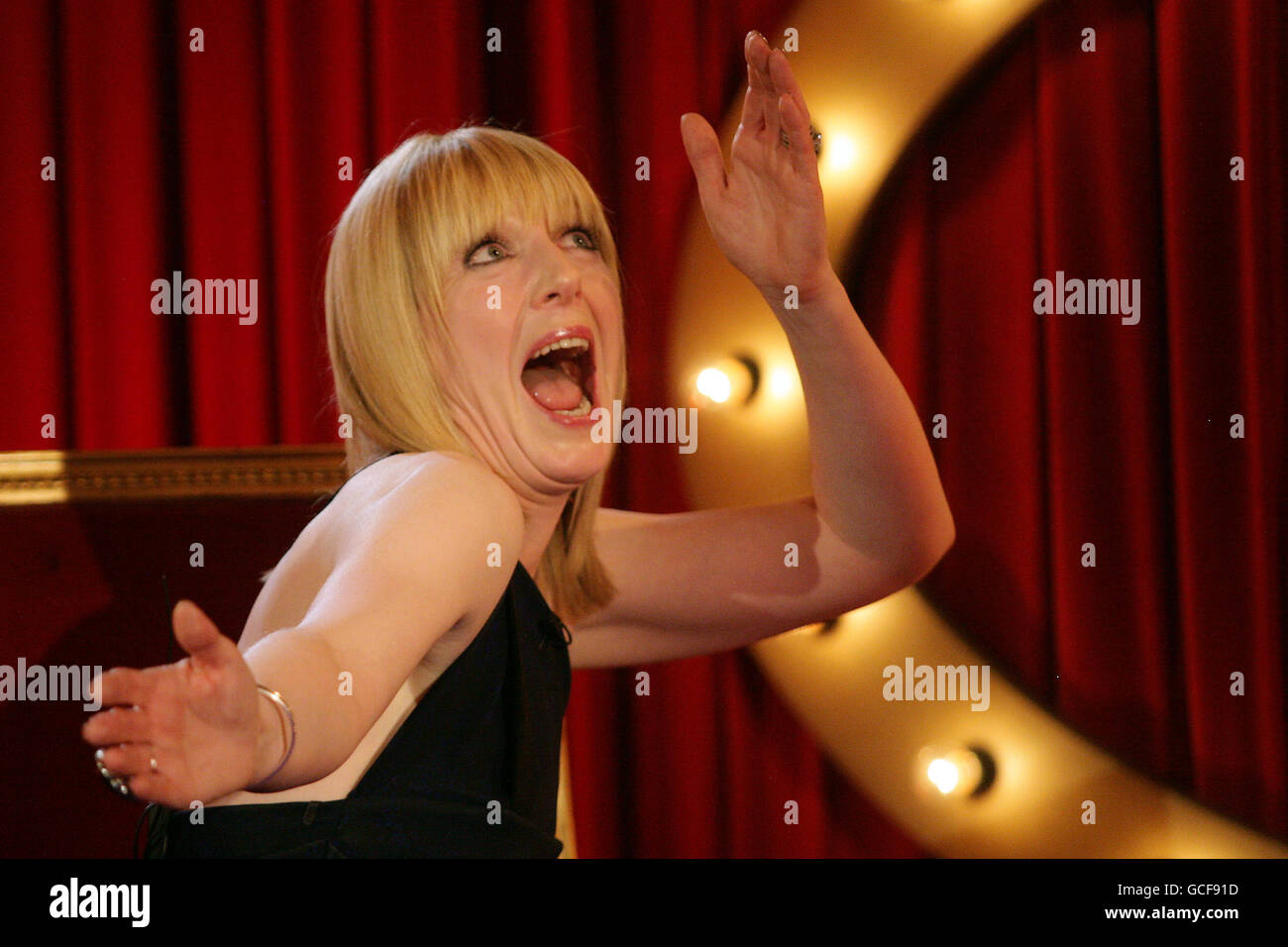 Gast Yvette Fielding während der Dreharbeiten zur Channel 5-Chat-Show Justin Lee Collins: Good Times, im Rivoli Ballroom in Brockley, South London. Stockfoto