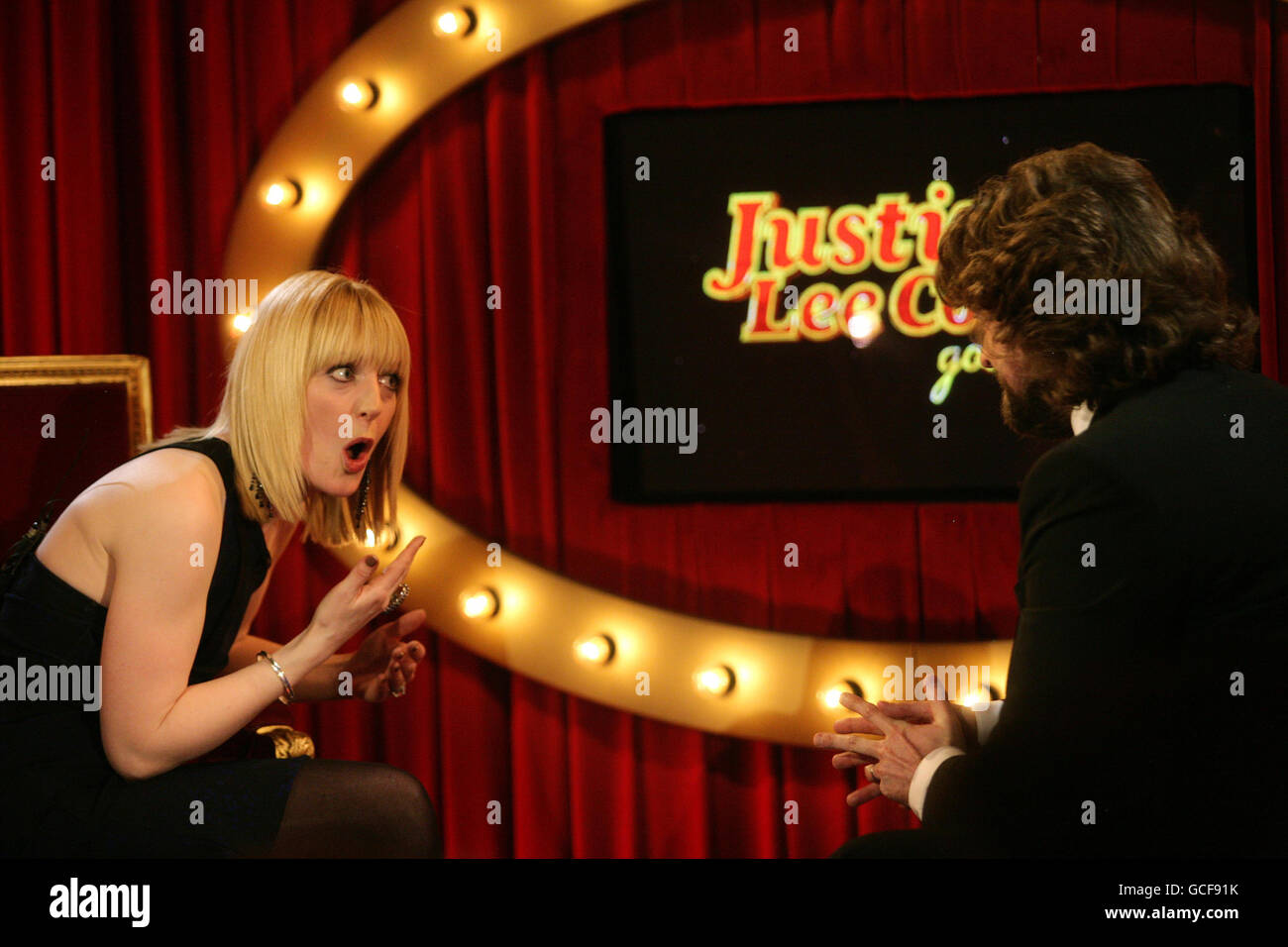 Gast Yvette Fielding (links) mit JLC während der Dreharbeiten zur Channel 5-Chat-Show Justin Lee Collins: Good Times, im Rivoli Ballroom in Brockley, South London. Stockfoto