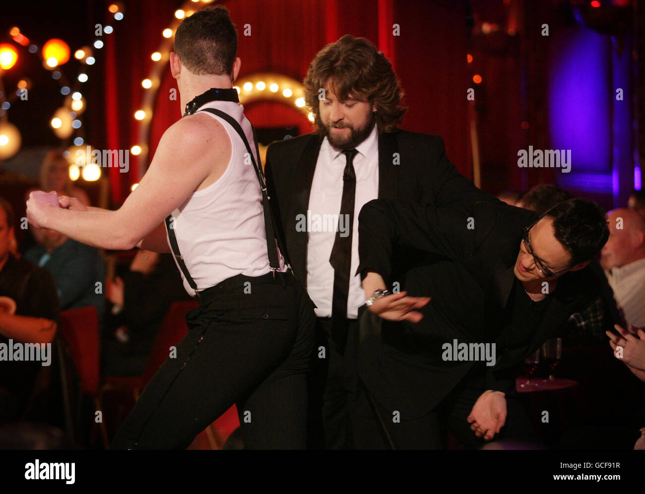 Gast Gok Wan (rechts) mit JLC (Mitte) während der Dreharbeiten zur Channel 5-Chat-Show Justin Lee Collins: Good Times, im Rivoli Ballroom in Brockley, South London. Stockfoto