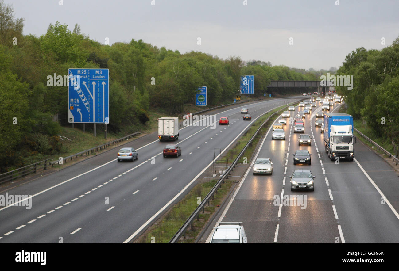 Der Verkehr auf der Autobahn M3 in der Nähe von Thorpe, Surrey, nimmt zu Beginn des Feiertagswochenendes im Mai zu. Stockfoto