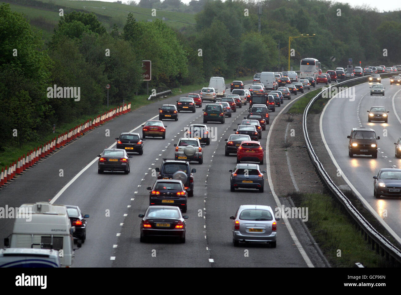 Auf der Autobahn M3 in der Nähe von Thorpe, Surrey, steht der Verkehr an, als die Menschen ihr Feiertagswochenende im Mai beginnen. Stockfoto